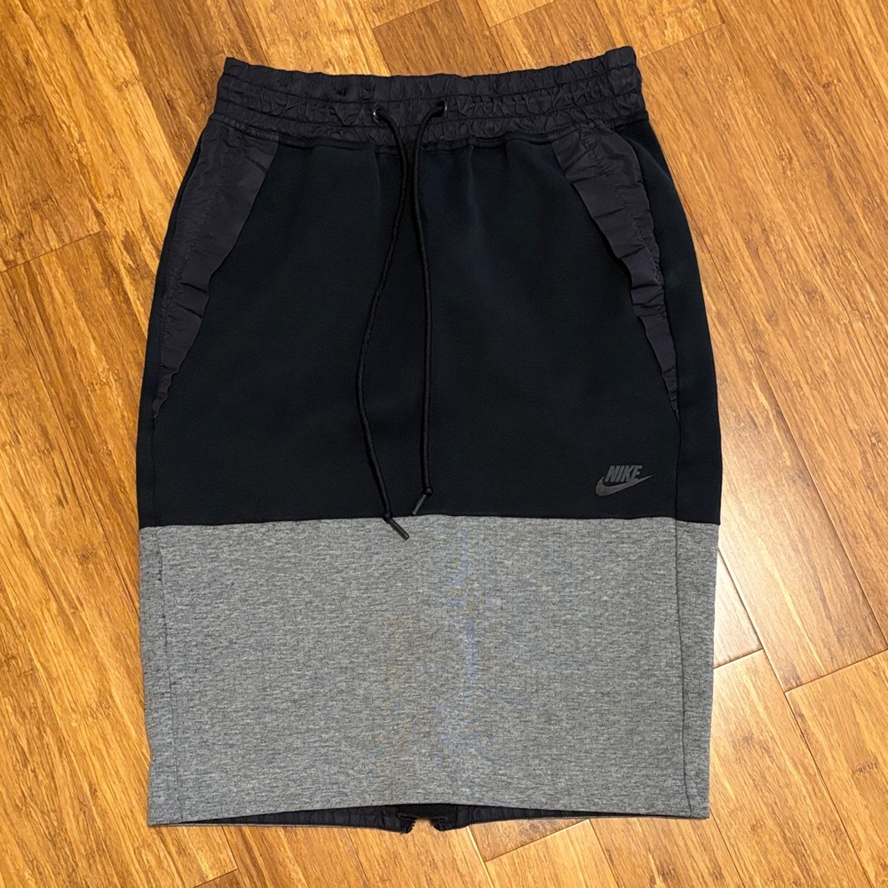 Women’s Nike fleece skirt, midi sports skirt, atheleisure, Size Small